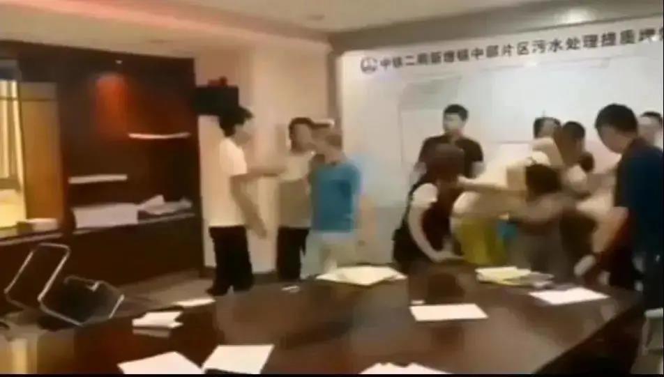 中鐵二局閥門(mén)投標(biāo)現(xiàn)場(chǎng)，報(bào)最低價(jià)者被“群揍”…咋回事？-